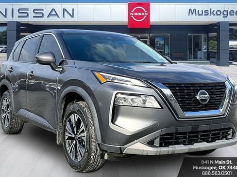 Used 2021 Nissan Rogue SV image 1
