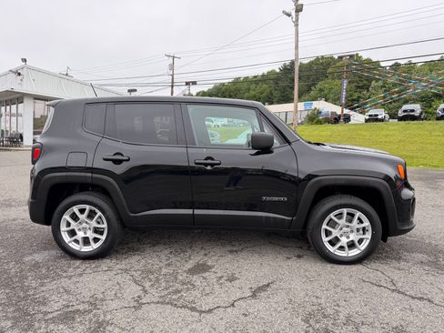 Used 2023 Jeep Renegade Latitude AWD/4WD image 6