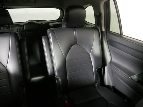 Used 2021 Toyota Highlander XLE image 14