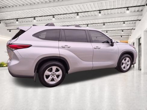 Used 2023 Toyota Highlander L FWD image 13