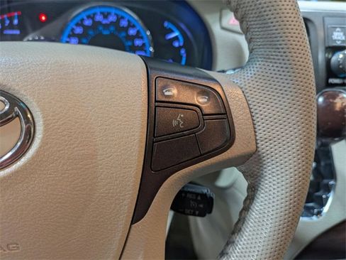 Used 2013 Toyota Sienna XLE image 19