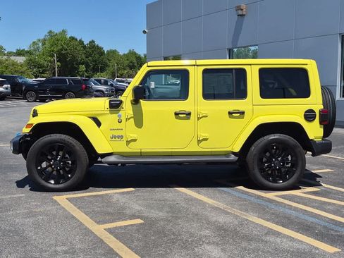 Used 2024 Jeep Wrangler Unlimited Sahara AWD/4WD image 5