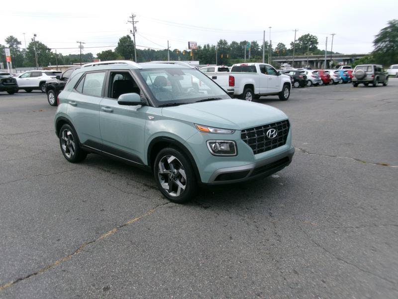 Used 2025 Hyundai Venue SEL FWD image 4