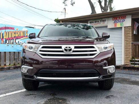 Used 2011 Toyota Highlander SE w/ Tow Pkg FWD image 3