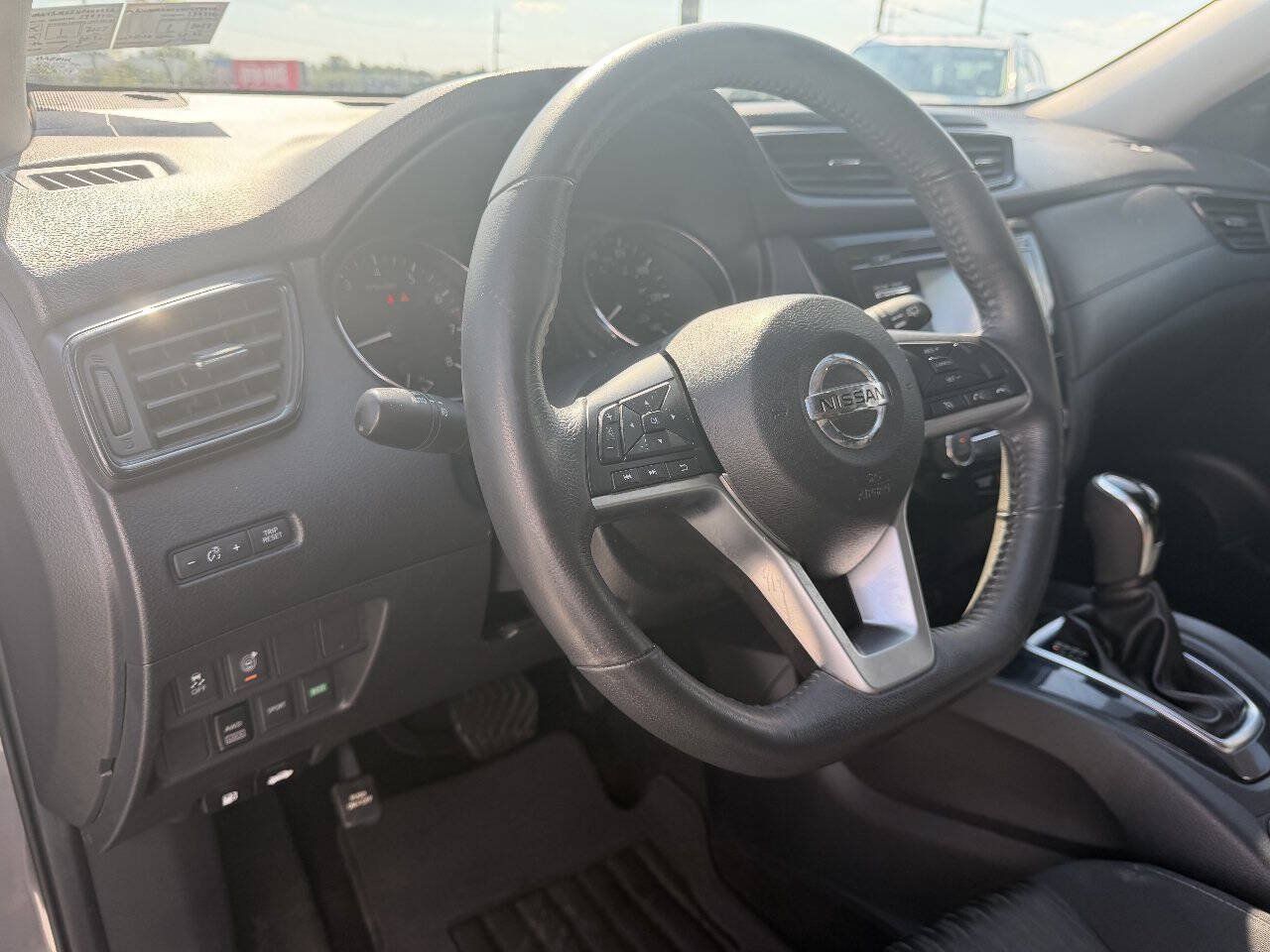 Used 2017 Nissan Rogue SV AWD/4WD image 10