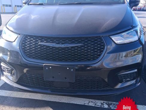 Used 2025 Chrysler Pacifica Limited image 1