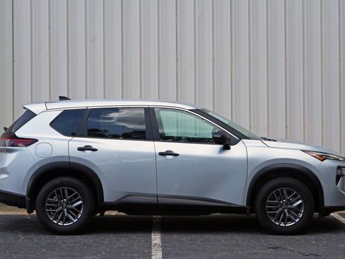 Used 2025 Nissan Rogue S FWD image 45