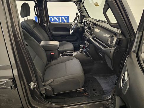 Used 2019 Jeep Wrangler Unlimited Sahara AWD/4WD image 28