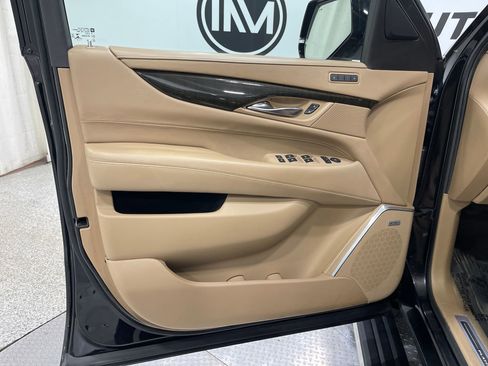 Used 2019 Cadillac Escalade Platinum AWD/4WD image 17