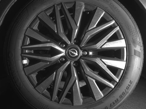 Used 2025 Nissan Altima 2.5 SV FWD image 14