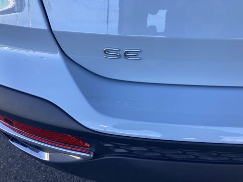 Certified 2025 Volkswagen Taos SE w/ Panoramic Sunroof Package image 8