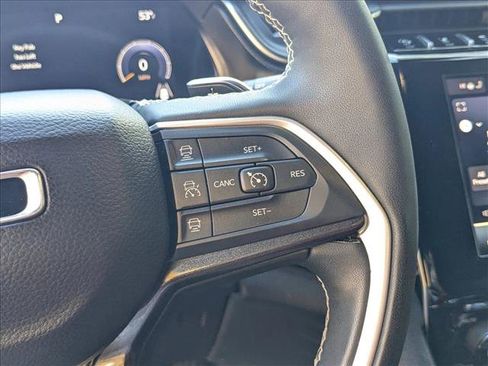 Used 2023 Jeep Grand Cherokee Altitude image 16