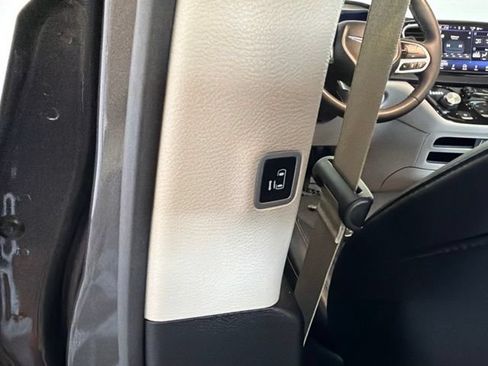 Used 2023 Chrysler Pacifica Touring-L FWD image 20