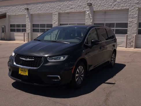 Used 2023 Chrysler Pacifica Touring-L FWD image 5