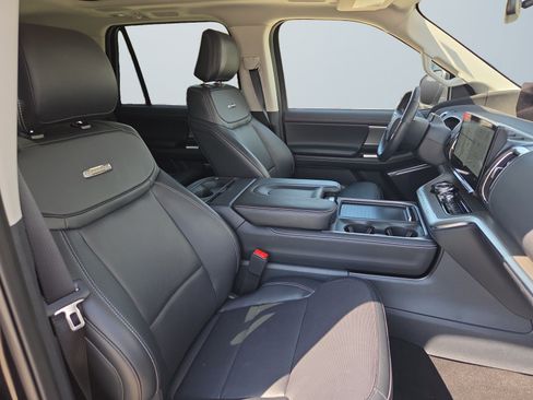 Used 2025 Ford Expedition Platinum w/ Driver's Package AWD/4WD image 18