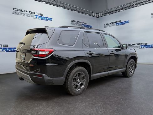 Used 2025 Honda Pilot TrailSport image 5