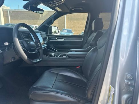 Used 2024 Jeep Wagoneer L Series II RWD image 7