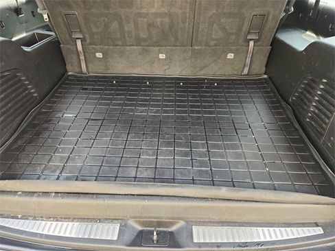 Used 2018 Chevrolet Suburban LT image 24