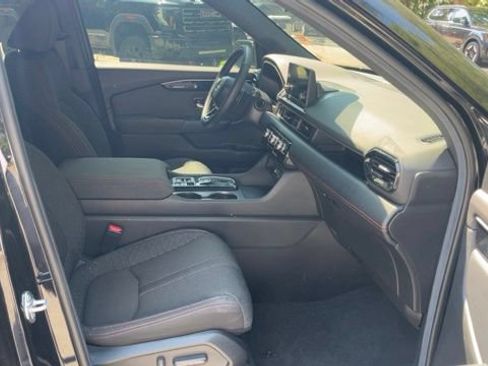 Used 2025 Honda Pilot Sport image 11