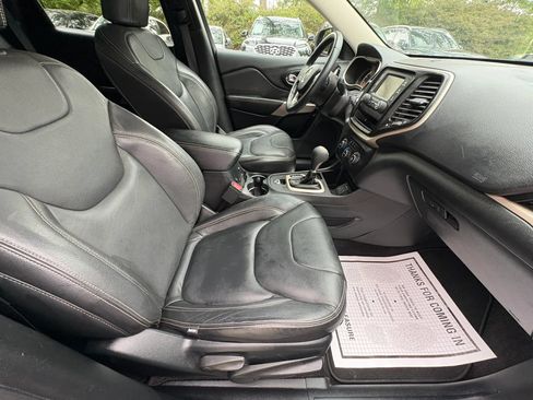 Used 2017 Jeep Cherokee Sport FWD image 9