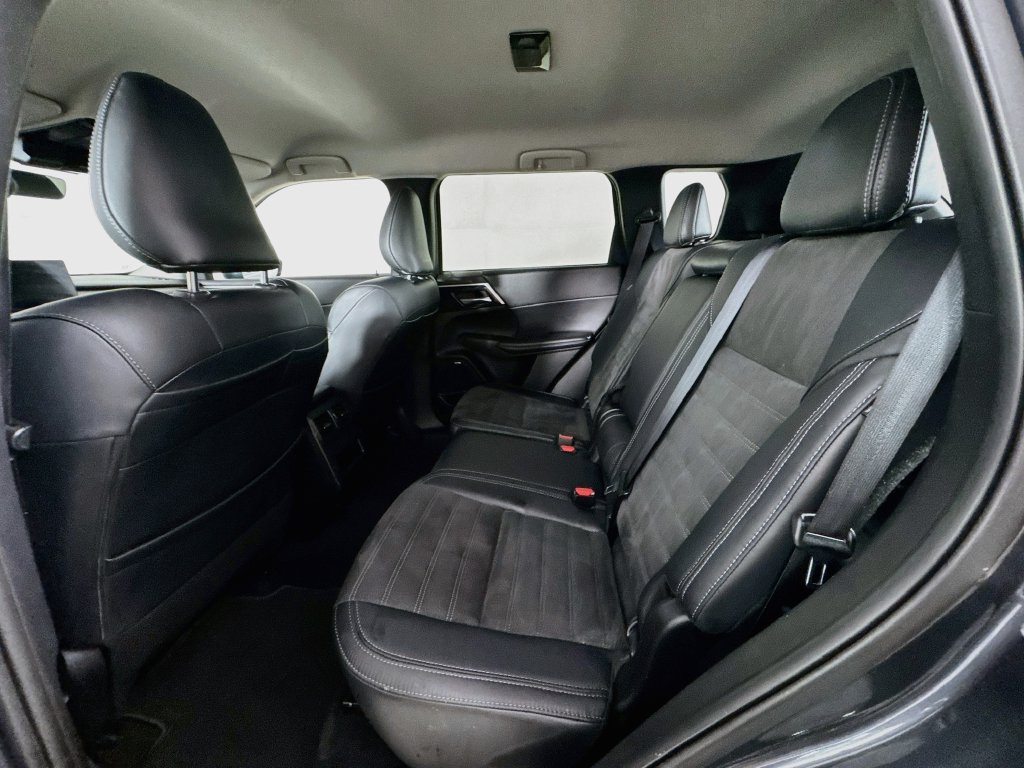 Used 2025 Mitsubishi Outlander SE FWD image 26