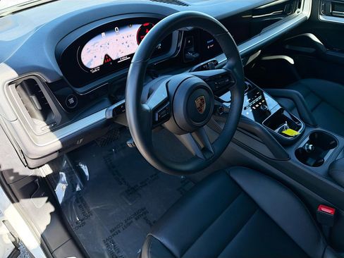 Used 2025 Porsche Cayenne image 29