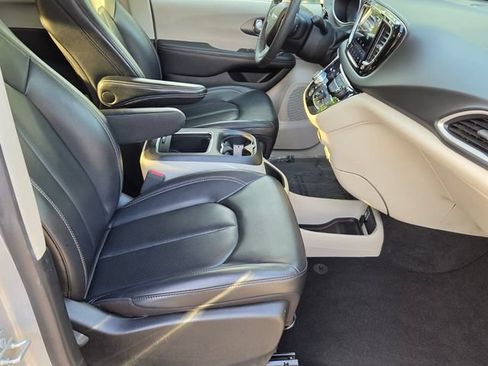 Used 2023 Chrysler Pacifica Touring-L FWD image 19