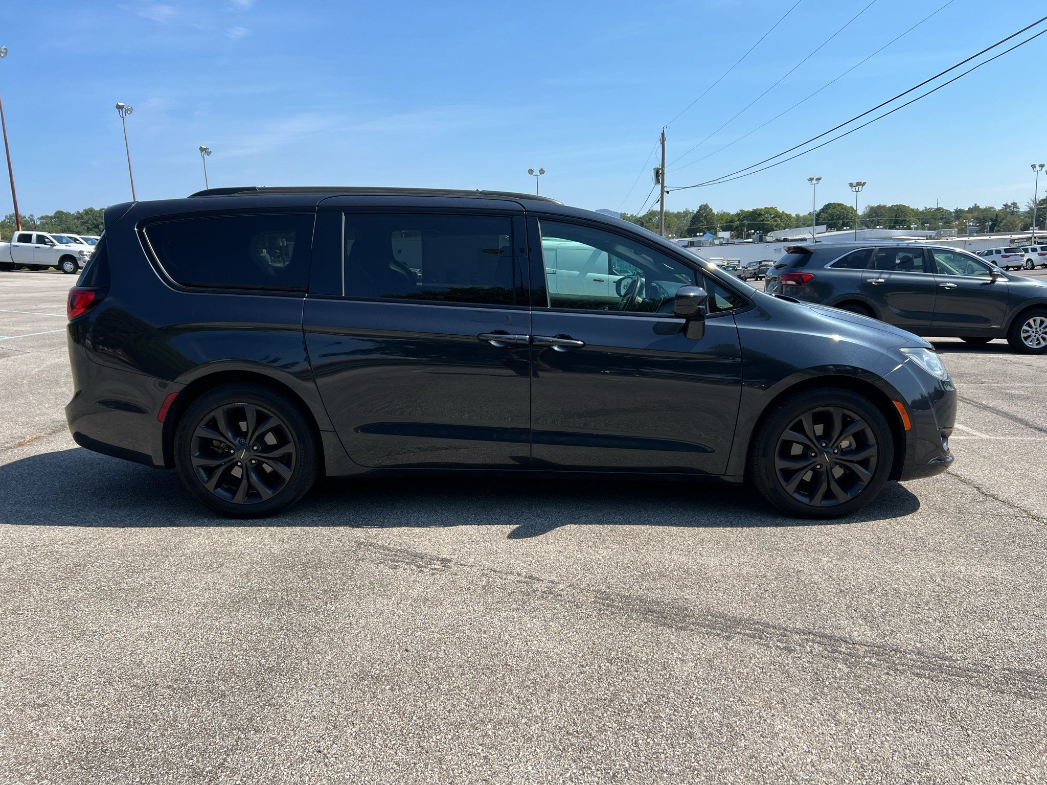 Used 2019 Chrysler Pacifica Touring Plus w/ S Appearance Package FWD image 2