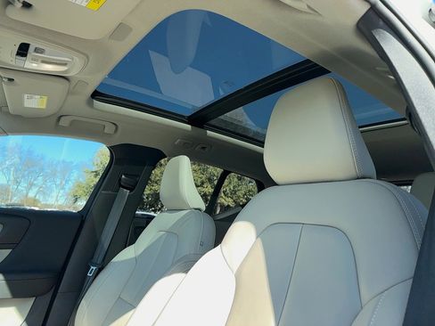 Used 2023 Volvo XC40 B4 Plus image 12