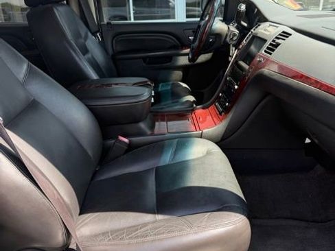 Used 2010 Cadillac Escalade ESV Premium AWD/4WD image 19