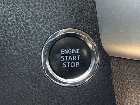 Used 2019 Toyota Highlander XLE AWD/4WD image 23