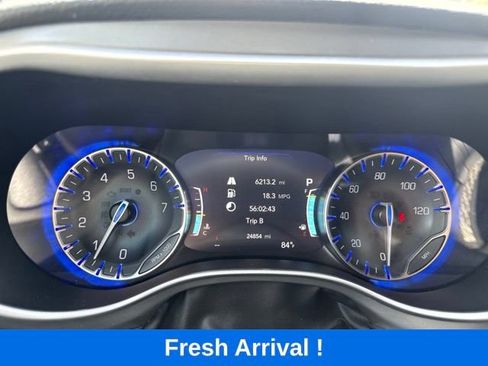 Used 2025 Chrysler Pacifica Select FWD image 6