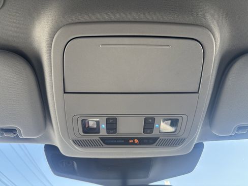 Used 2022 Ford Explorer XLT image 30