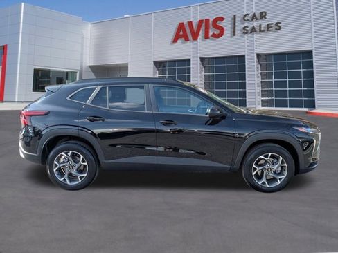 Used 2025 Chevrolet Trax LT w/ LT Convenience Package image 5