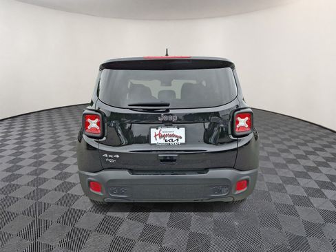 Used 2023 Jeep Renegade Latitude AWD/4WD image 5