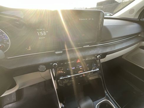 Used 2024 Kia Carnival EX image 18