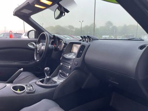 Used 2017 Nissan 370Z Touring Sport RWD image 31