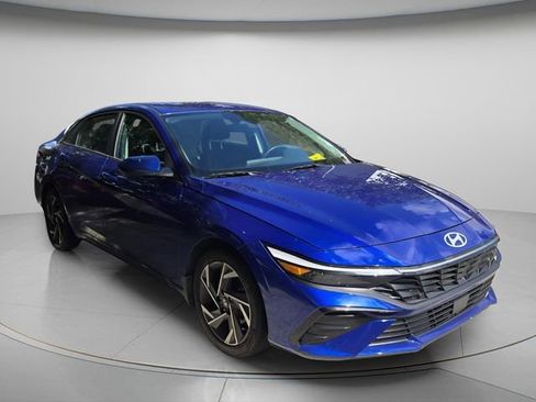 Used 2024 Hyundai Elantra SEL w/ Convenience Package FWD image 3