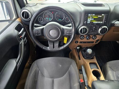 Used 2015 Jeep Wrangler Unlimited Rubicon w/ Connectivity Group AWD/4WD image 14