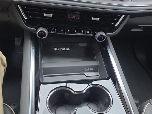 New 2025 Chevrolet Suburban Premier image 17