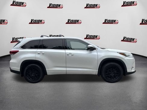 Used 2018 Toyota Highlander Plus AWD/4WD image 4