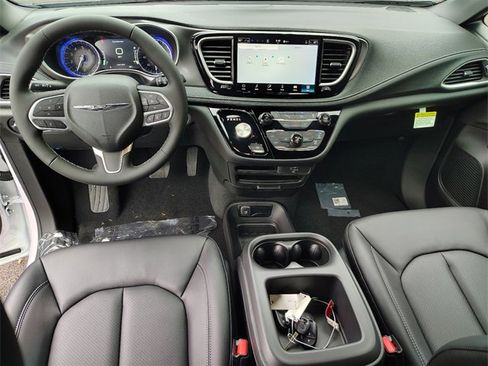 New 2026 Chrysler Pacifica Select image 15