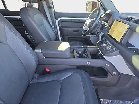 Used 2024 Land Rover Defender 130 X-Dynamic SE image 12