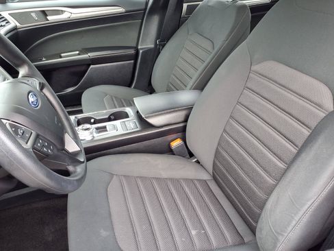 Used 2020 Ford Fusion SE FWD image 3