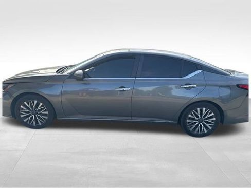 Used 2023 Nissan Altima 2.5 SV image 2