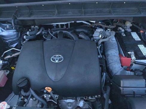 Used 2022 Toyota Highlander XLE FWD image 23