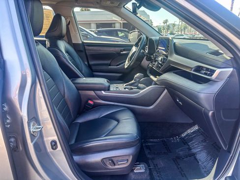 Certified 2024 Toyota Highlander XLE FWD image 19