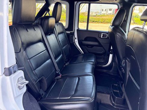 Used 2018 Jeep Wrangler Unlimited Sahara AWD/4WD image 14
