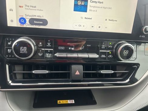 Used 2023 Toyota Highlander Limited image 25