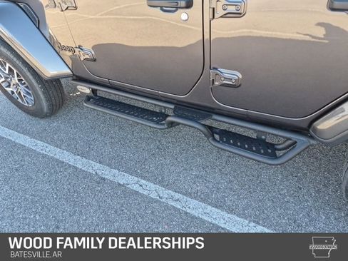 Used 2025 Jeep Wrangler Sahara image 11